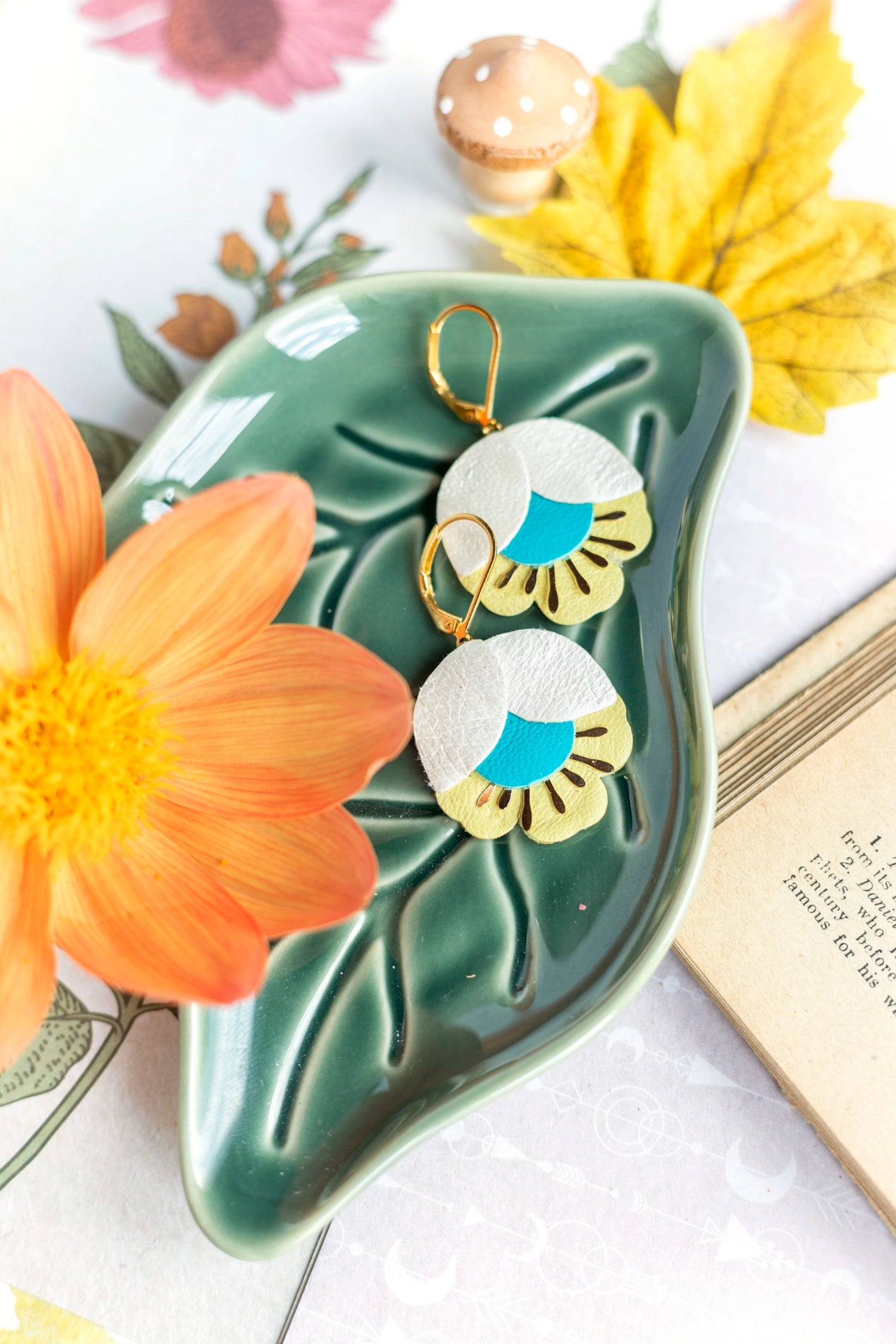 Boucles d'oreilles Fleur de Cerisier cuir blanc, bleu vif, jaune