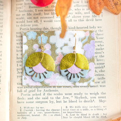 Boucles d'oreilles fleurs de cerisier chartreuse, rose clair, opaline