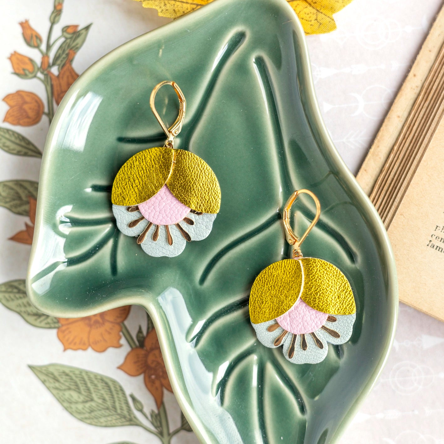 Boucles d'oreilles fleurs de cerisier chartreuse, rose clair, opaline