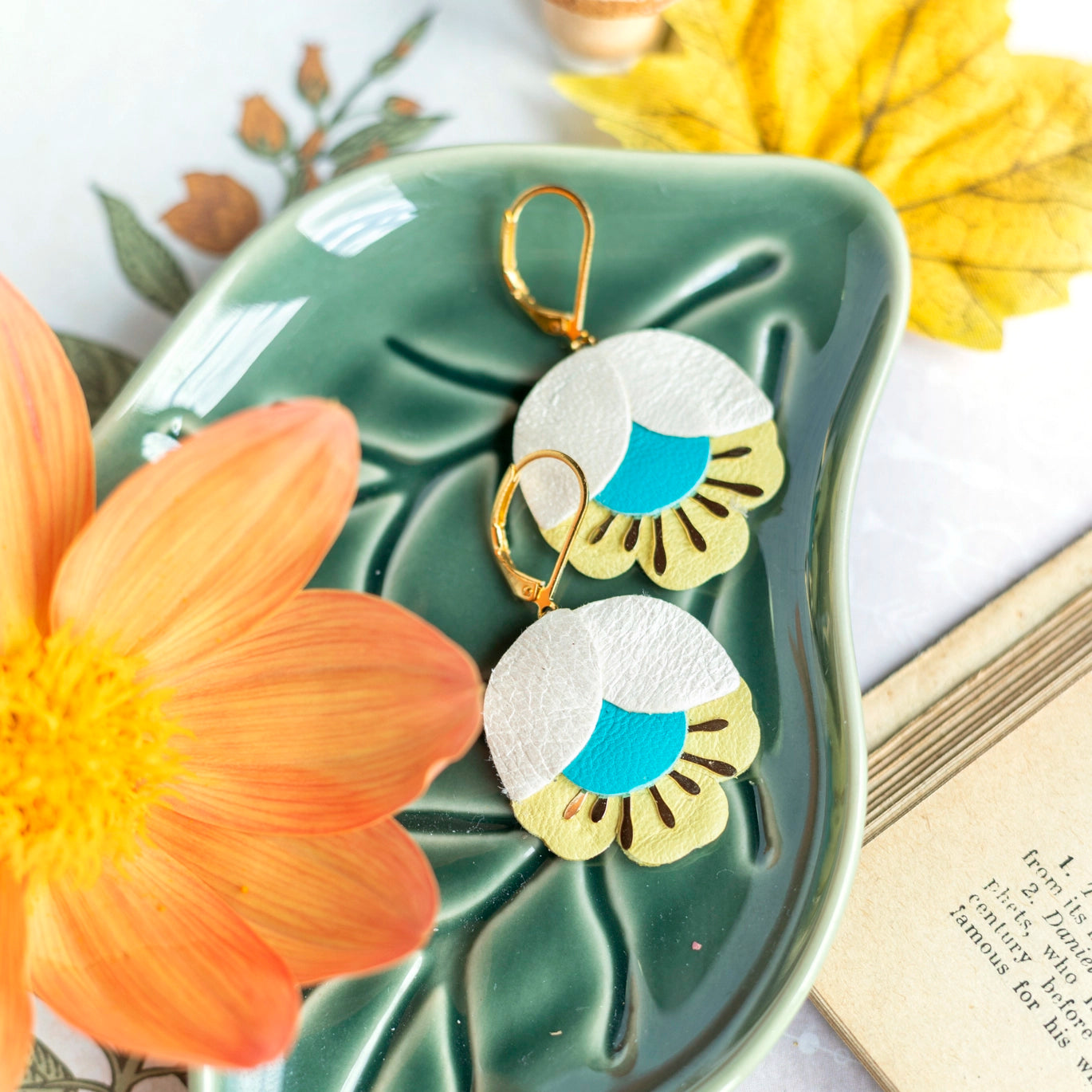 Boucles d'oreilles Fleur de Cerisier cuir blanc, bleu vif, jaune