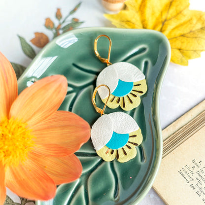 Boucles d'oreilles Fleur de Cerisier cuir blanc, bleu vif, jaune