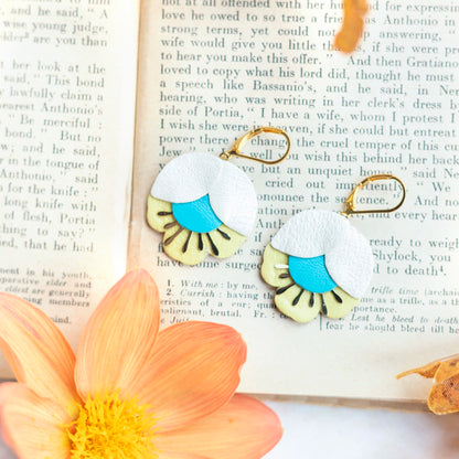 Boucles d'oreilles Fleur de Cerisier cuir blanc, bleu vif, jaune