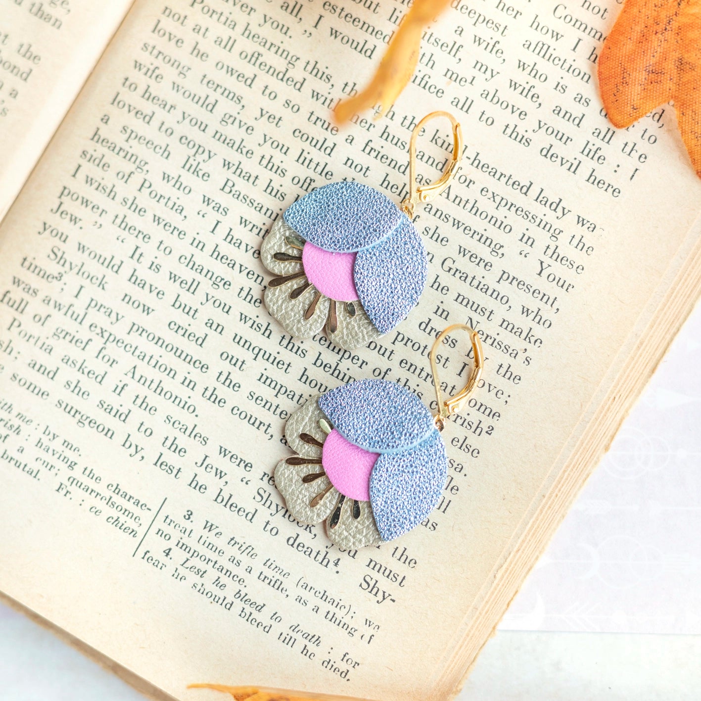 Boucles d'oreilles Fleur de Cerisier cuir bleu ciel métallisé, rose vif, or mat