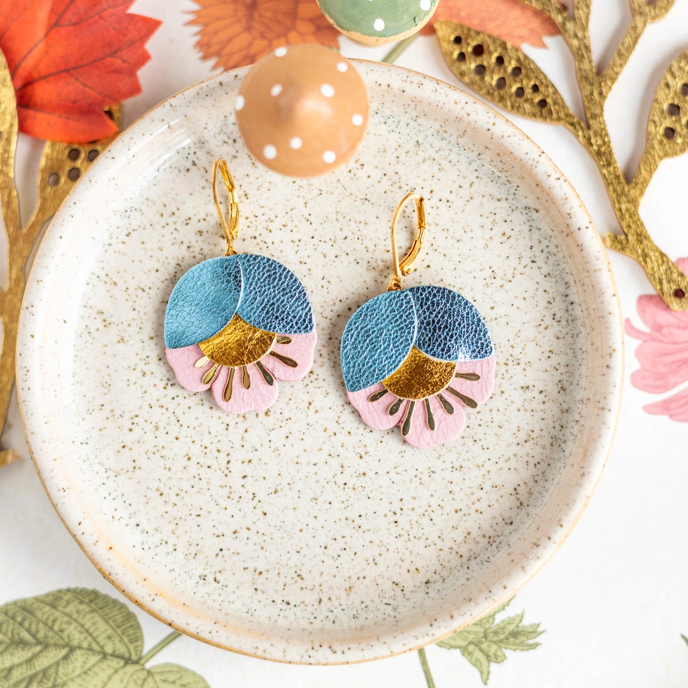 Boucles d'oreilles Fleur de Cerisier cuir bleu ciel métallisé, doré, rose poudré