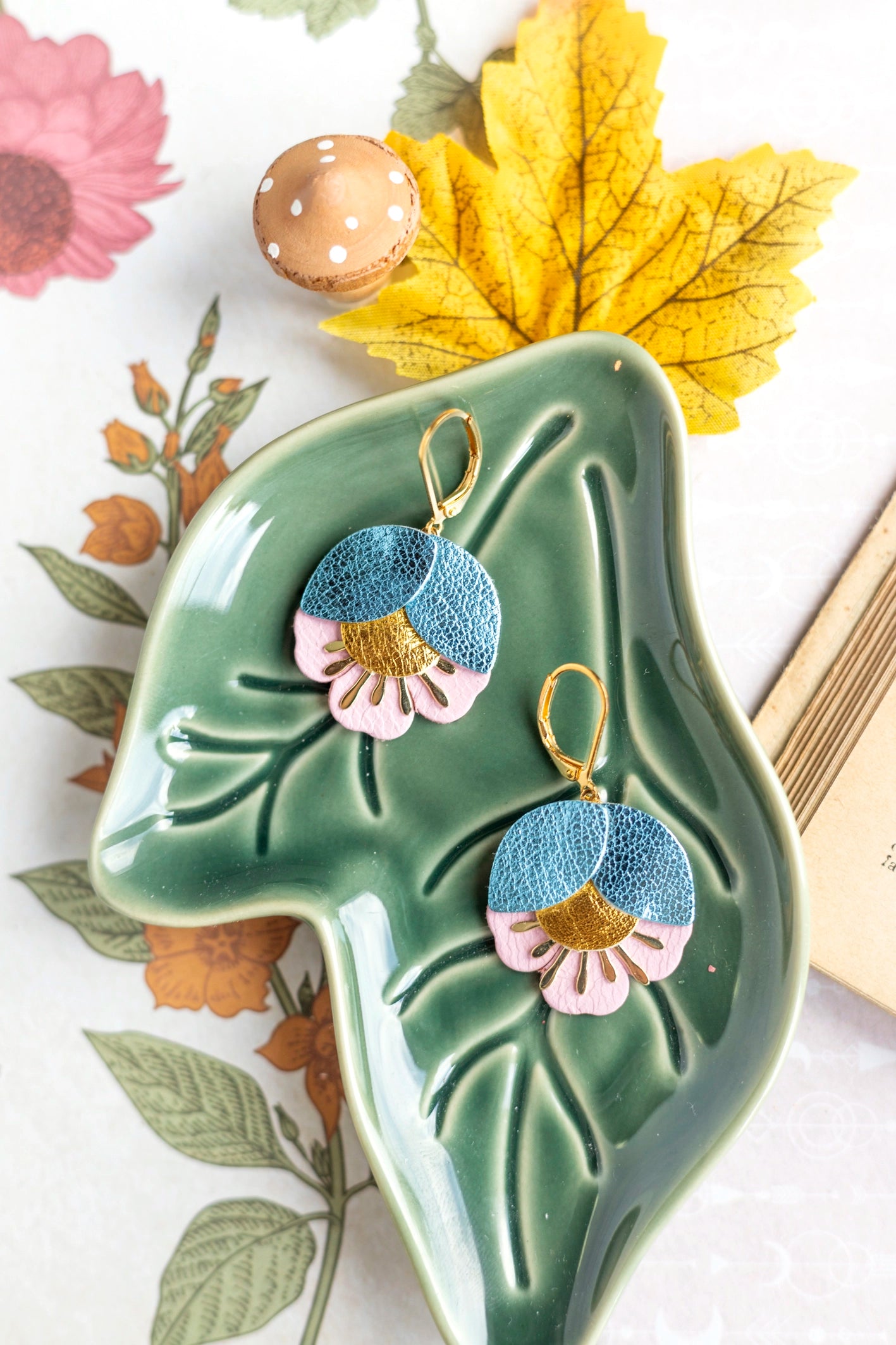 Boucles d'oreilles Fleur de Cerisier cuir bleu ciel métallisé, doré, rose poudré