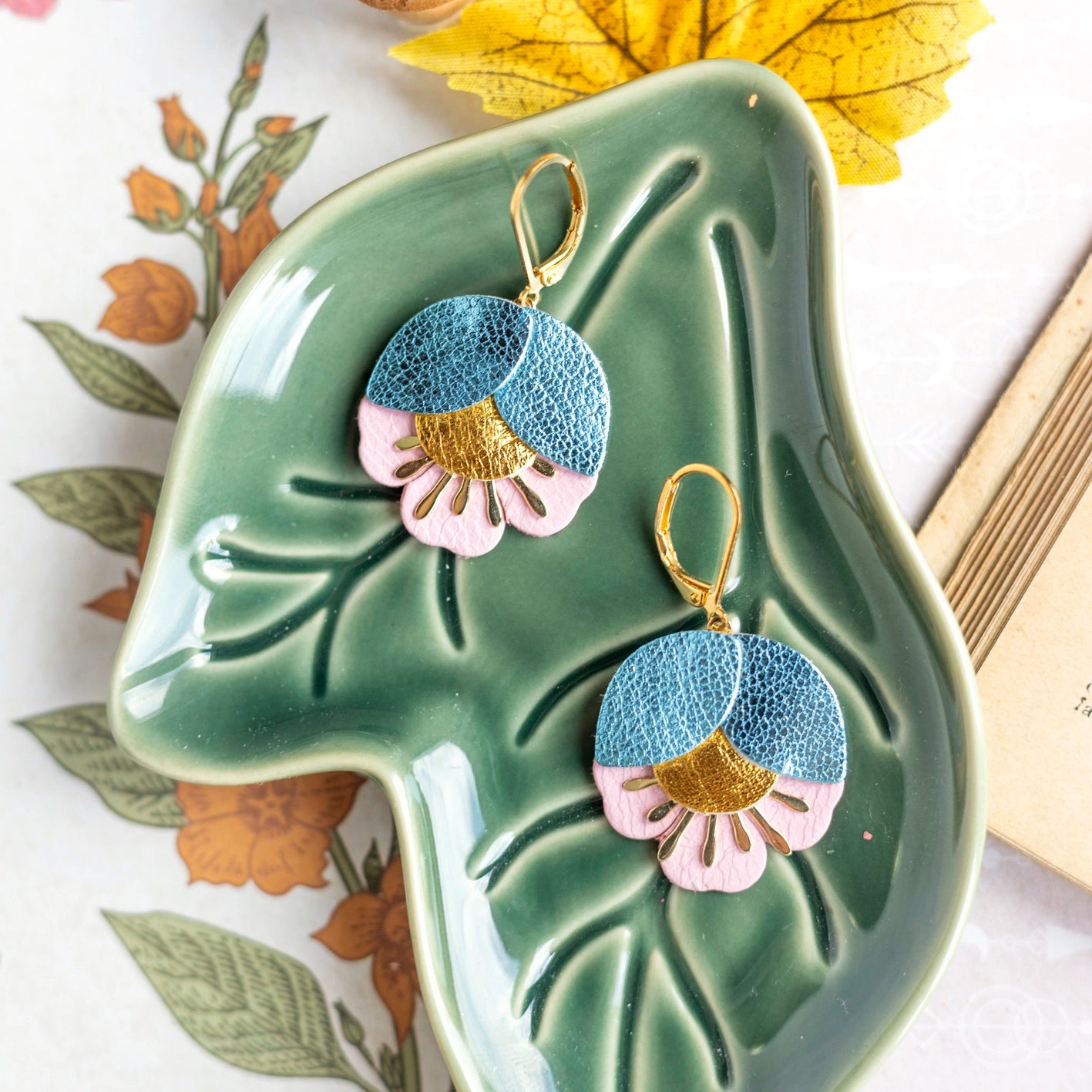 Boucles d'oreilles Fleur de Cerisier cuir bleu ciel métallisé, doré, rose poudré
