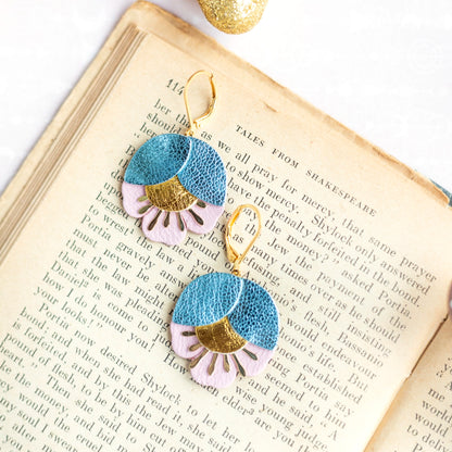 Boucles d'oreilles Fleur de Cerisier cuir bleu ciel métallisé, doré, rose poudré