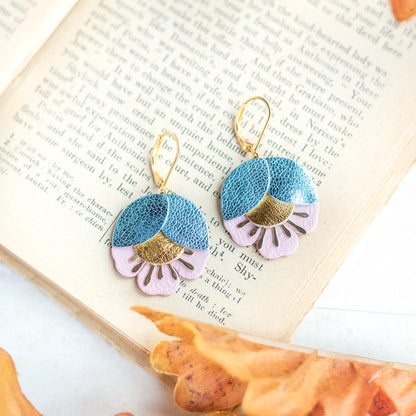 Boucles d'oreilles Fleur de Cerisier cuir bleu ciel métallisé, doré, rose poudré