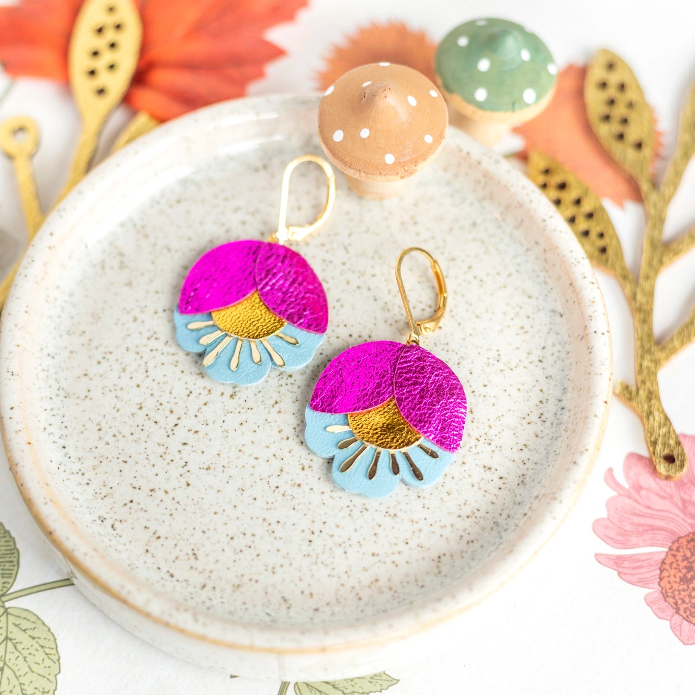 Boucles d'oreilles Fleur de Cerisier cuir fuchsia, doré, bleu ciel