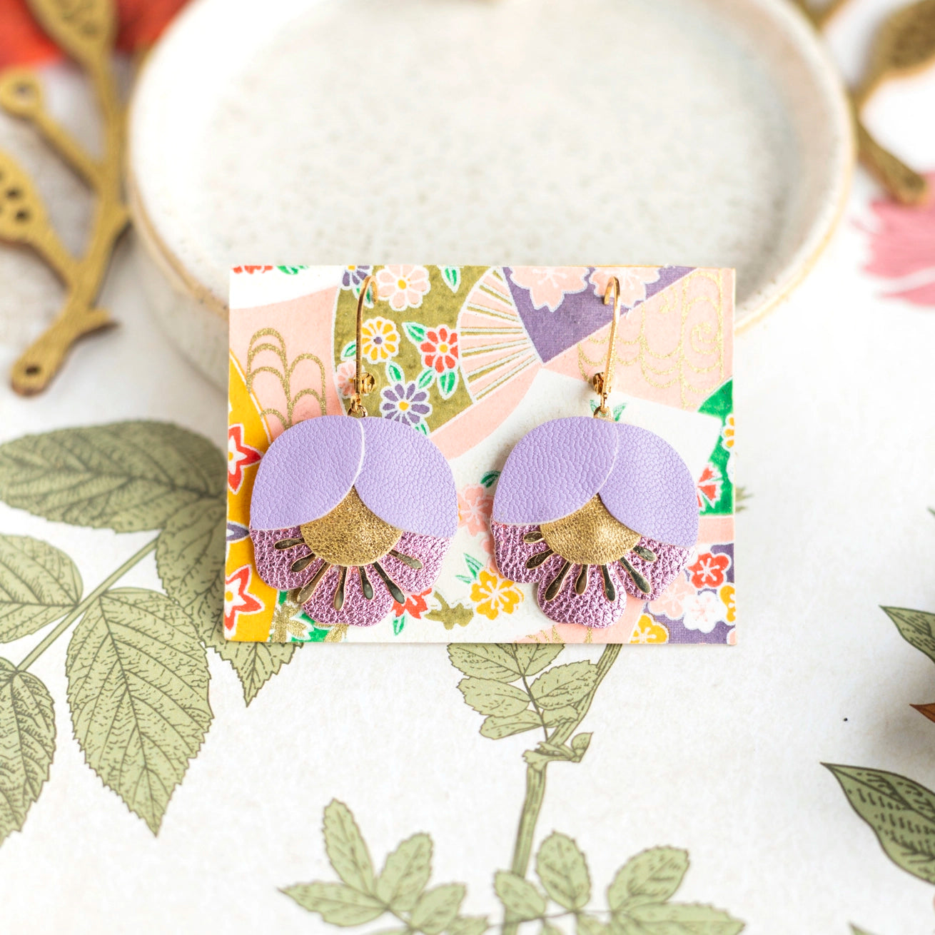 Boucles d'oreilles Fleur de Cerisier cuir mauve, doré, lilas métallisé