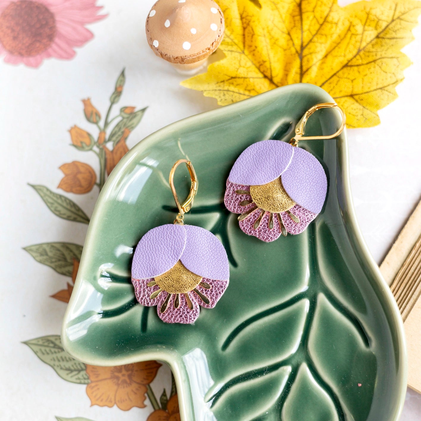 Boucles d'oreilles Fleur de Cerisier cuir mauve, doré, lilas métallisé