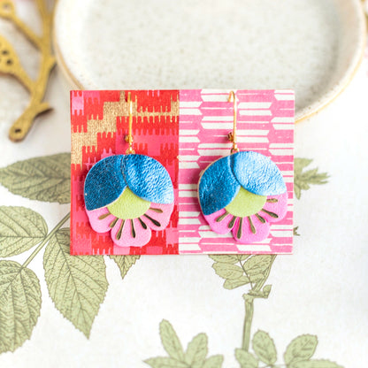 Boucles d'oreilles Fleur de Cerisier cuir bleu métallisé, vert clair, rose vif