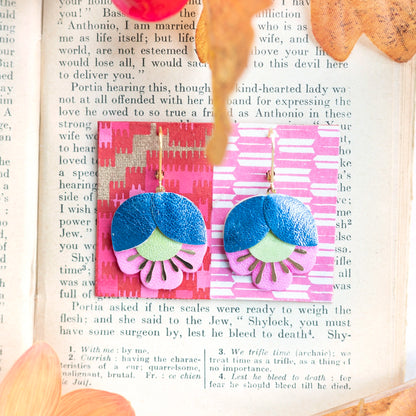 Boucles d'oreilles Fleur de Cerisier cuir bleu métallisé, vert clair, rose vif