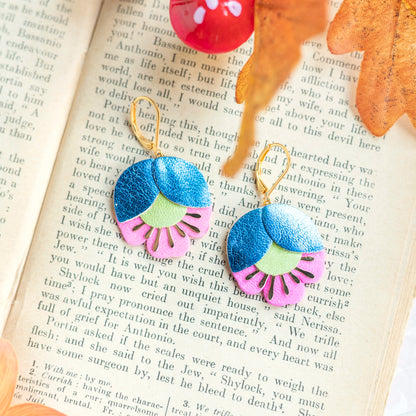 Boucles d'oreilles Fleur de Cerisier cuir bleu métallisé, vert clair, rose vif