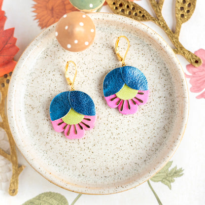 Boucles d'oreilles Fleur de Cerisier cuir bleu métallisé, vert clair, rose vif