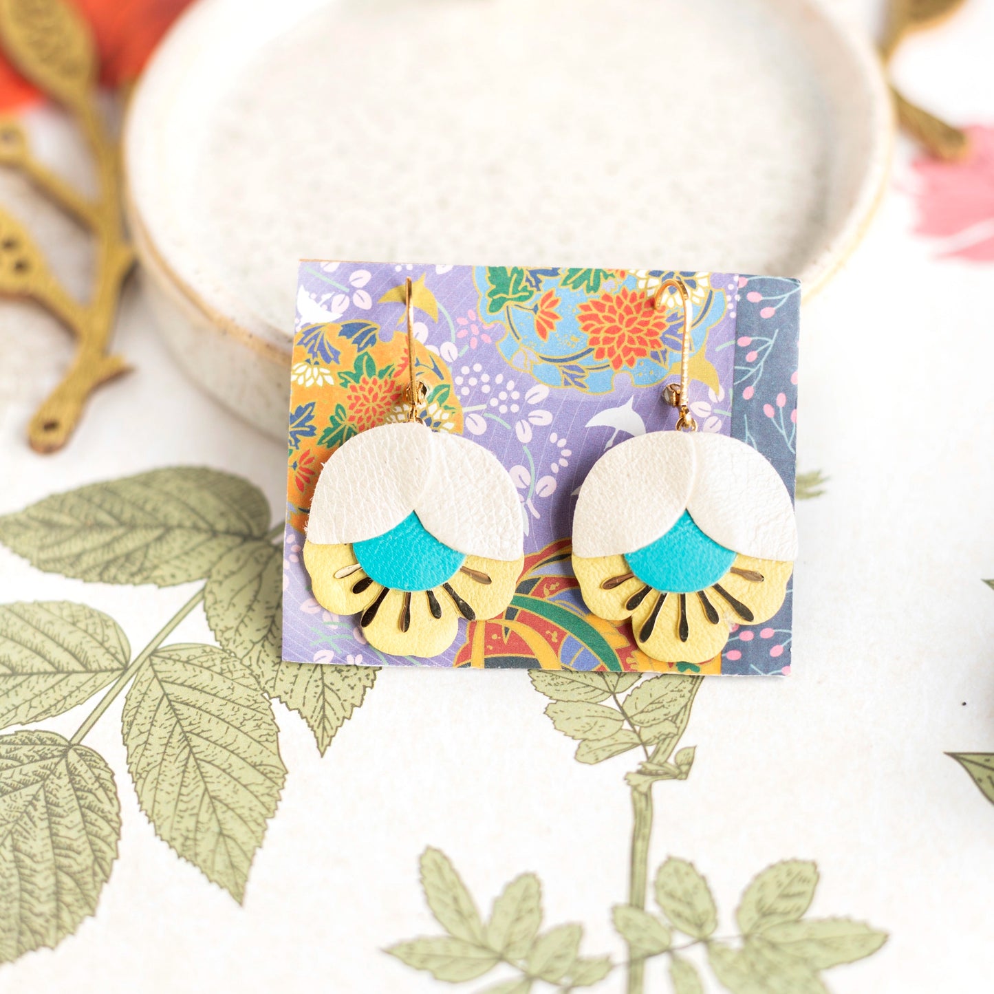 Boucles d'oreilles Fleur de Cerisier cuir blanc, bleu vif, jaune