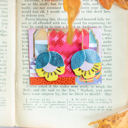 Boucles d'oreilles Fleur de Cerisier cuir bleu métallisé, rose clair, jaune