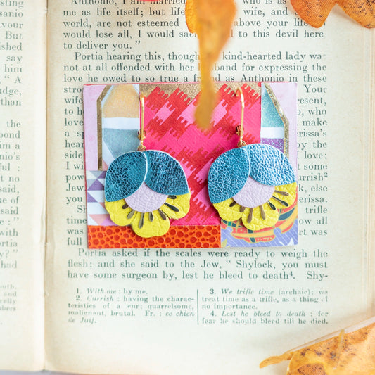 Boucles d'oreilles Fleur de Cerisier cuir bleu métallisé, rose clair, jaune