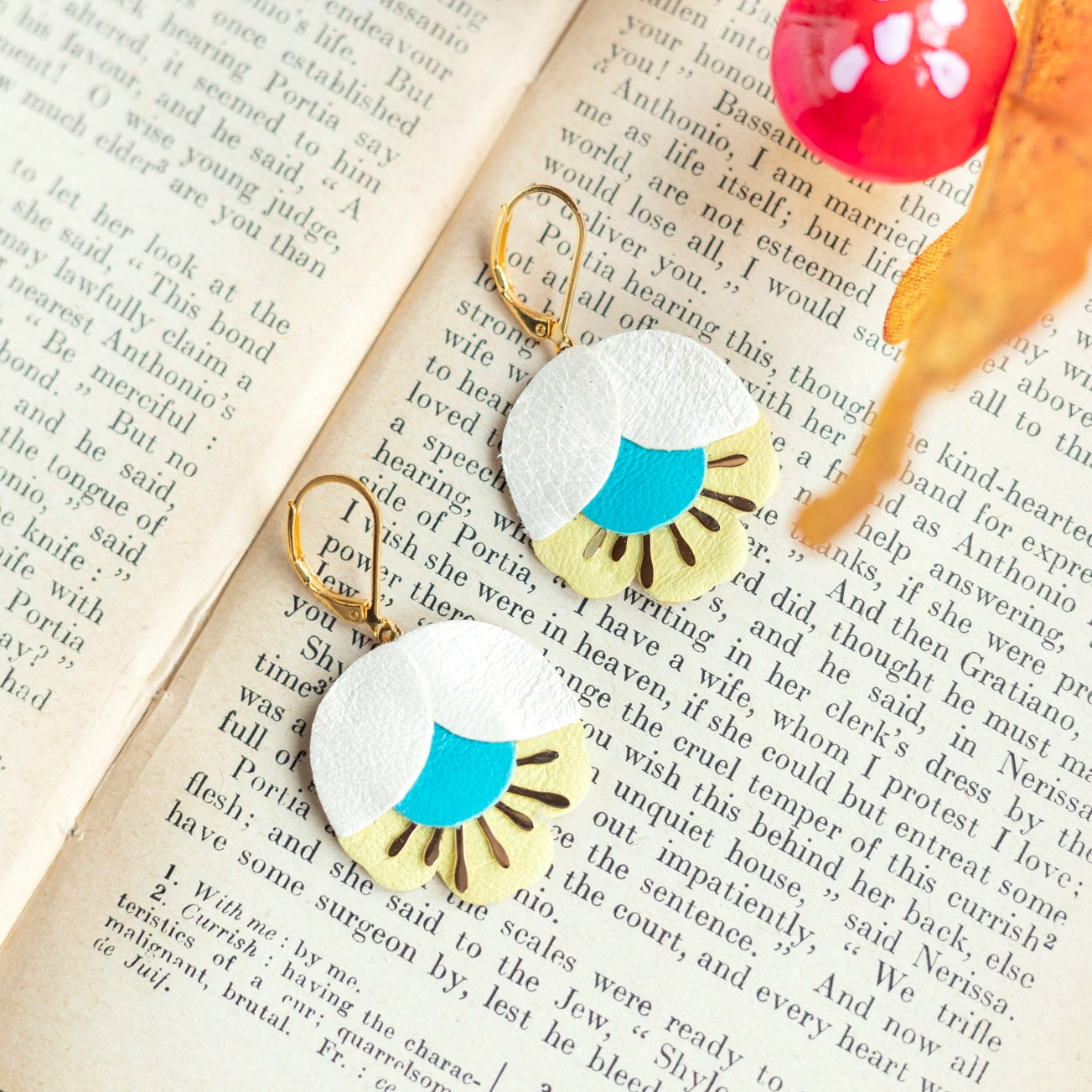 Boucles d'oreilles Fleur de Cerisier cuir blanc, bleu vif, jaune