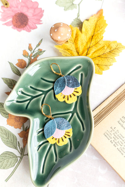 Boucles d'oreilles Fleur de Cerisier cuir bleu métallisé, rose clair, jaune