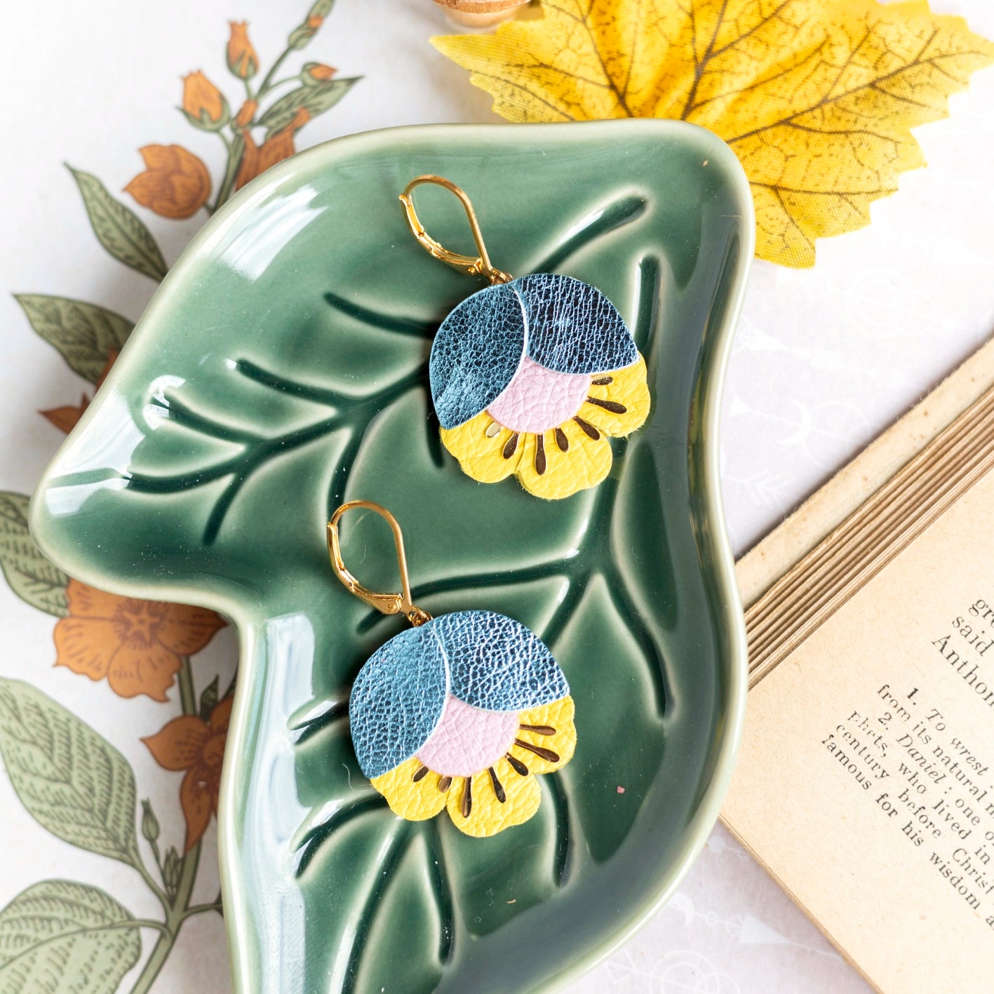 Boucles d'oreilles Fleur de Cerisier cuir bleu métallisé, rose clair, jaune