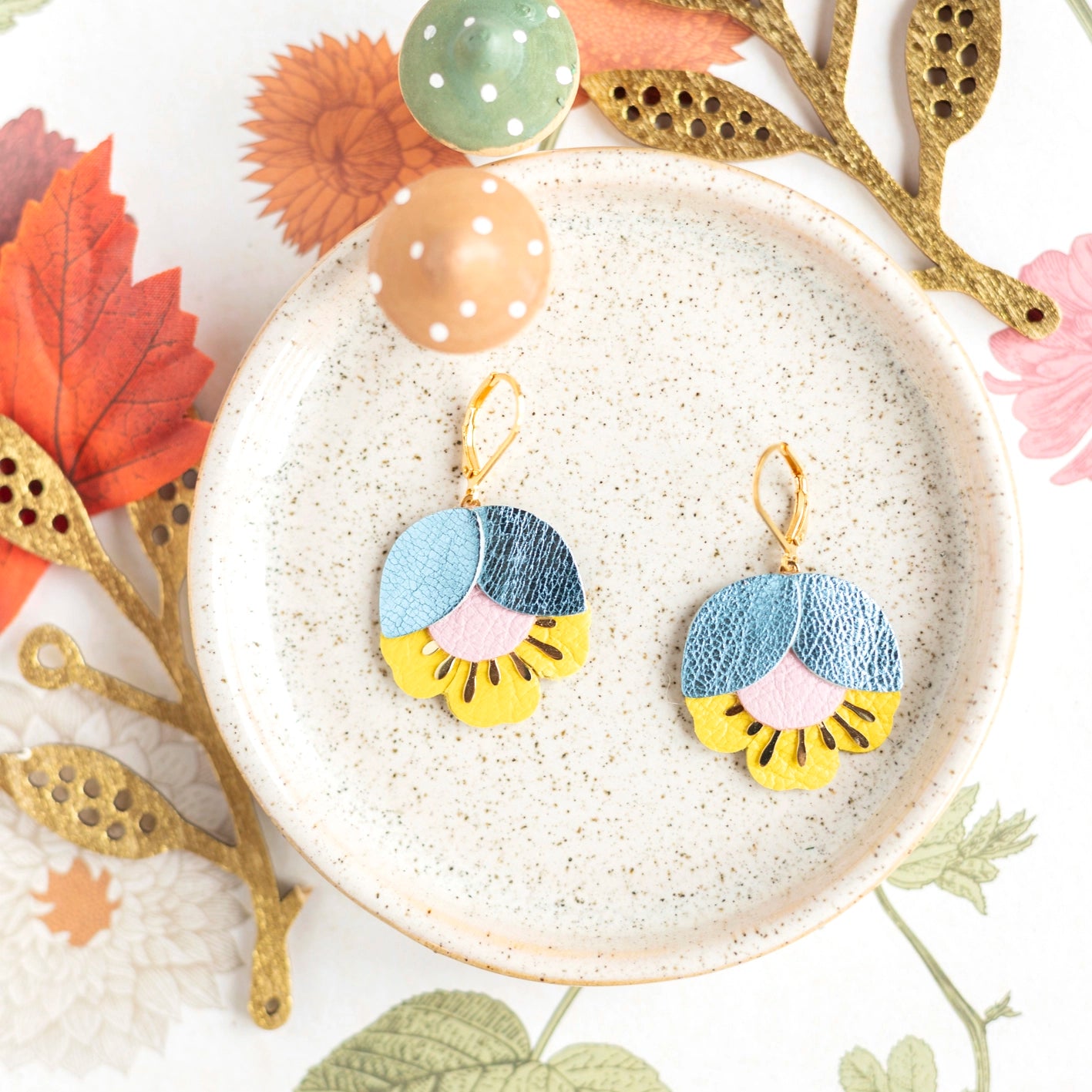 Boucles d'oreilles Fleur de Cerisier cuir bleu métallisé, rose clair, jaune
