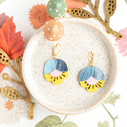 Boucles d'oreilles Fleur de Cerisier cuir bleu métallisé, rose clair, jaune