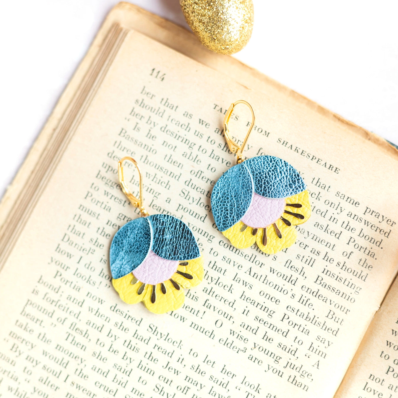 Boucles d'oreilles Fleur de Cerisier cuir bleu métallisé, rose clair, jaune