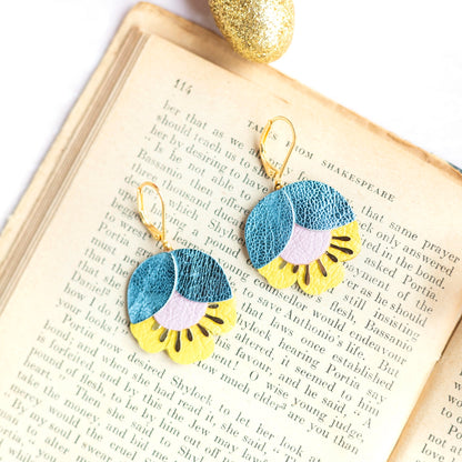 Boucles d'oreilles Fleur de Cerisier cuir bleu métallisé, rose clair, jaune