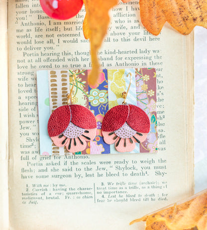 Boucles d'oreilles Fleur de Cerisier cuir rouge métallisé, rose à pois dorés, saumon