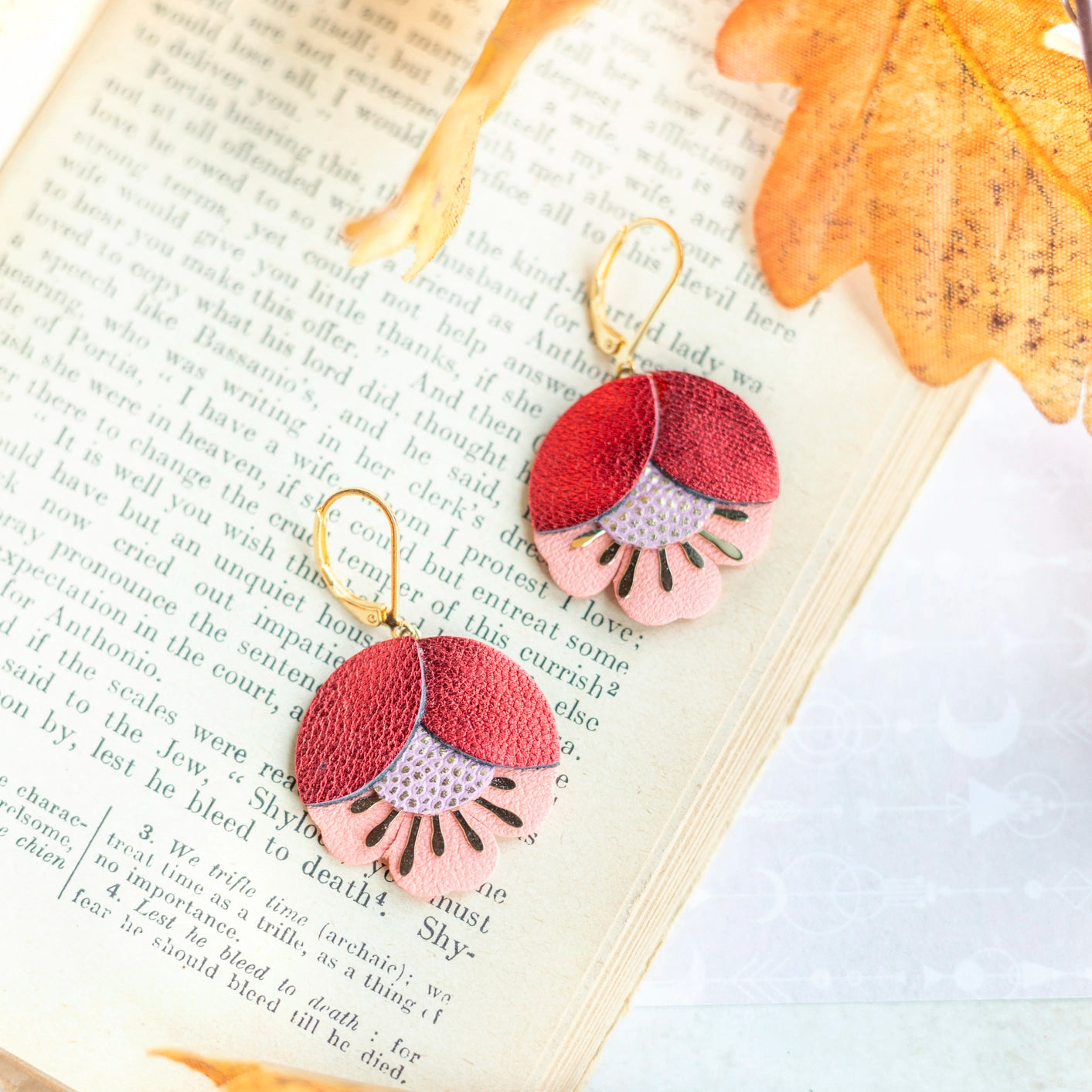 Boucles d'oreilles Fleur de Cerisier cuir rouge métallisé, rose à pois dorés, saumon
