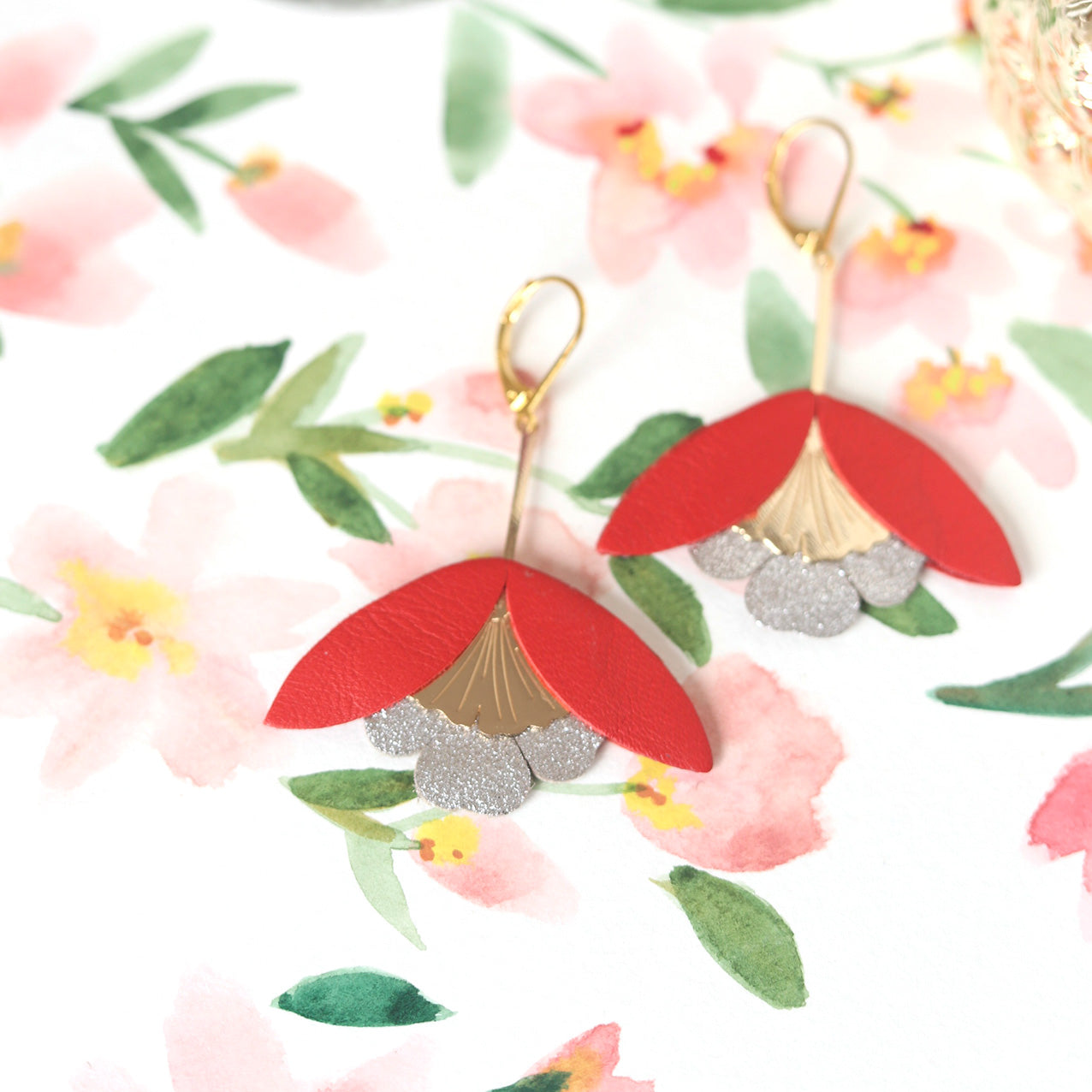 Boucles d'oreilles Fleur de Ginkgo cuir rouge et argenté