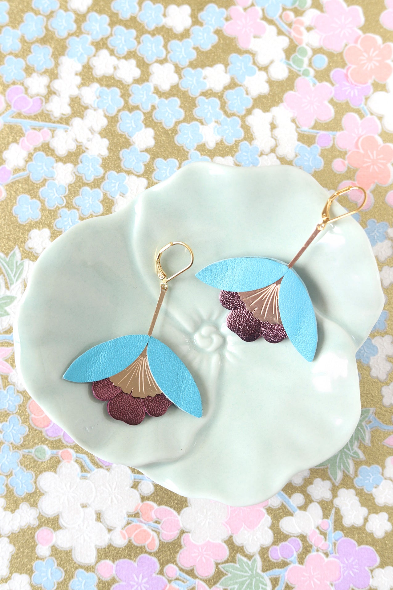 Boucles d'oreilles Fleur de Ginkgo cuir bleu céleste et violine métallisé