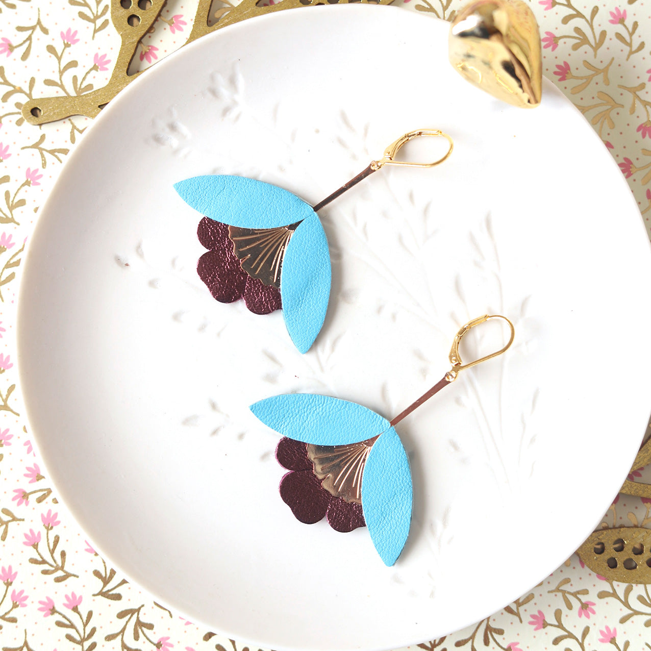 Boucles d'oreilles Fleur de Ginkgo cuir bleu céleste et violine métallisé