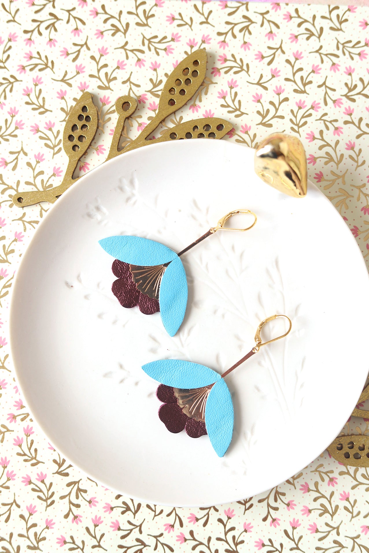 Boucles d'oreilles Fleur de Ginkgo cuir bleu céleste et violine métallisé