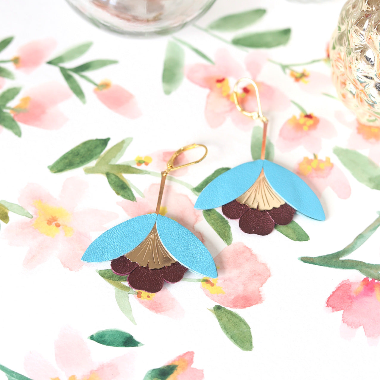 Boucles d'oreilles Fleur de Ginkgo cuir bleu céleste et violine métallisé