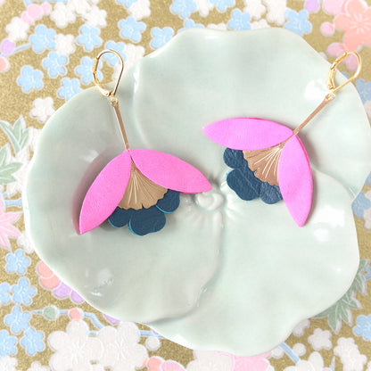 Boucles d'oreilles Fleur de Ginkgo cuir rose fluo et bleu pétrole