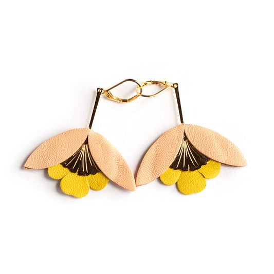 Boucles d'oreilles Fleur de Ginkgo cuir rose orangé et jaune d'or