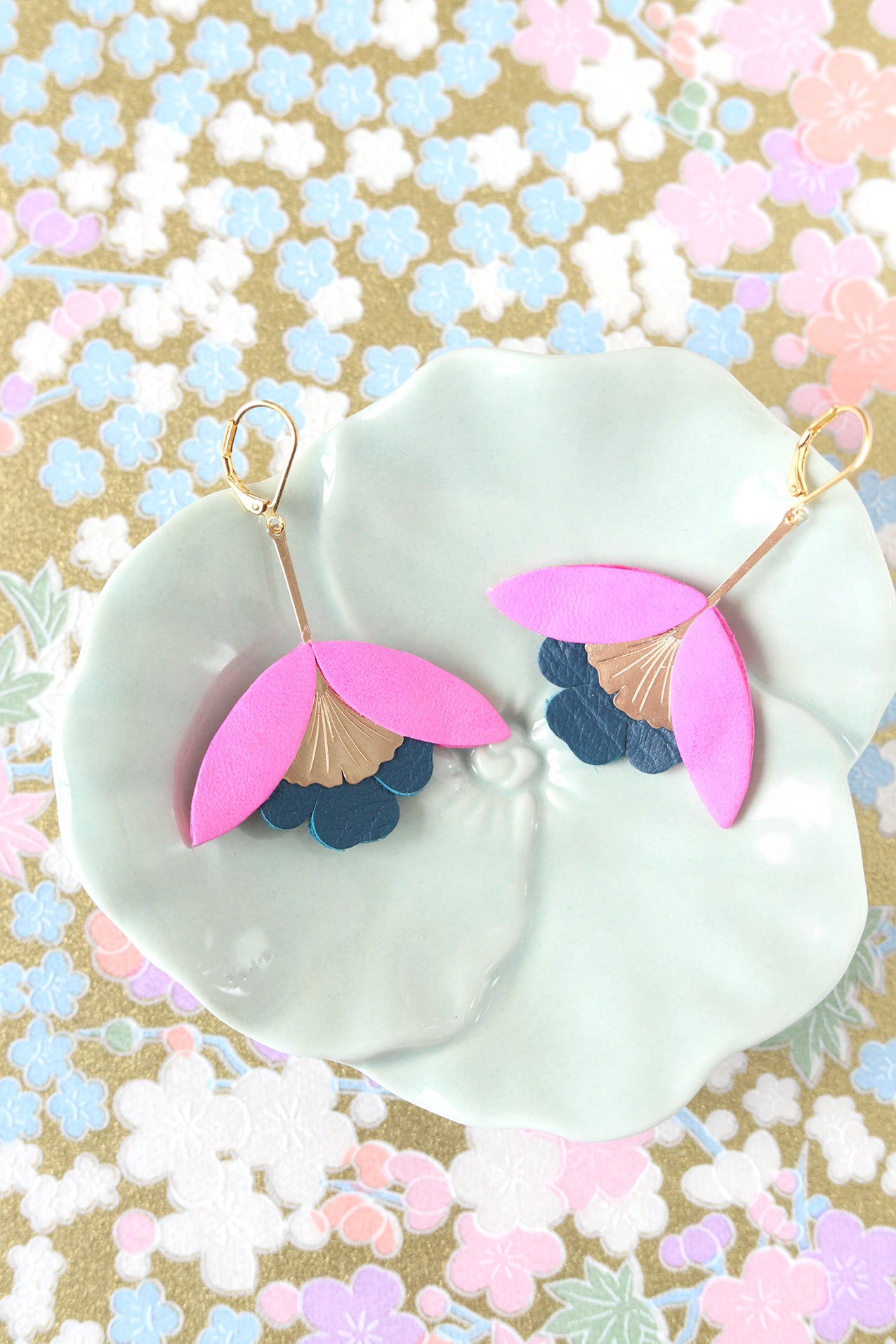 Boucles d'oreilles Fleur de Ginkgo cuir rose fluo et bleu pétrole
