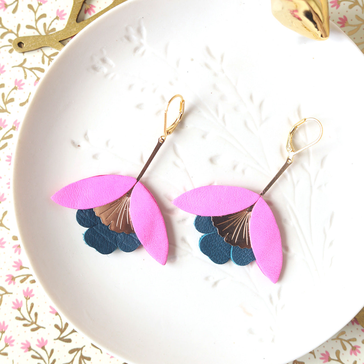 Boucles d'oreilles Fleur de Ginkgo cuir rose fluo et bleu pétrole