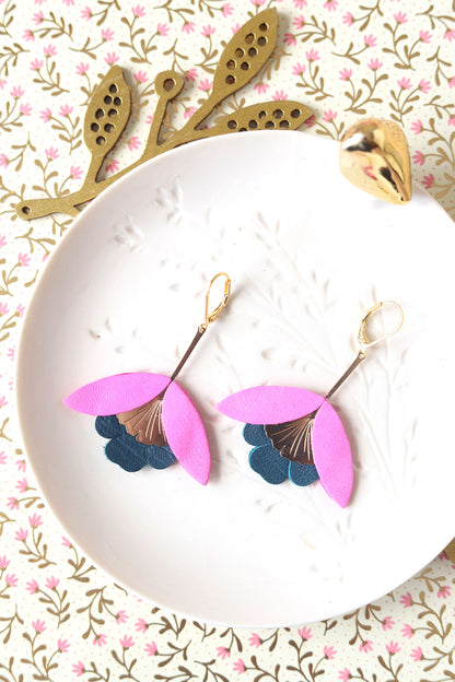 Boucles d'oreilles Fleur de Ginkgo cuir rose fluo et bleu pétrole