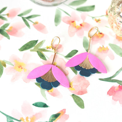 Boucles d'oreilles Fleur de Ginkgo cuir rose fluo et bleu pétrole