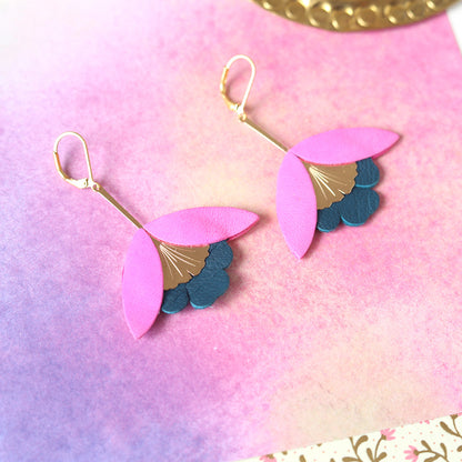 Boucles d'oreilles Fleur de Ginkgo cuir rose fluo et bleu pétrole