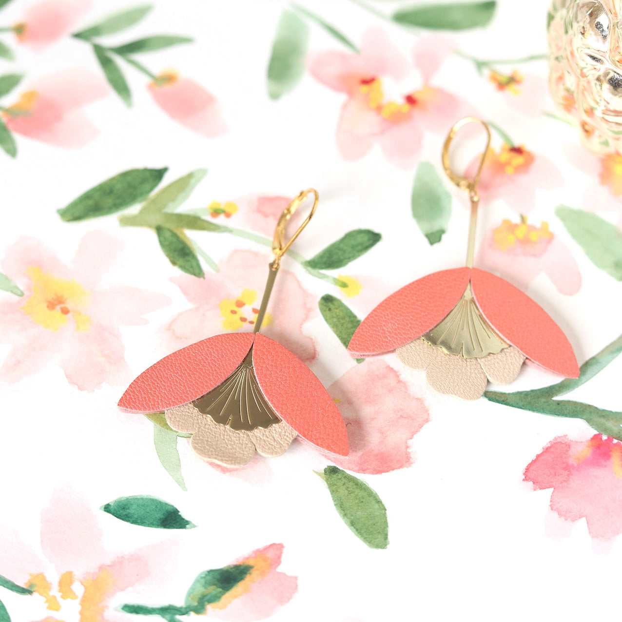 Boucles d'oreilles Fleur de Ginkgo cuir rose capucine et beige