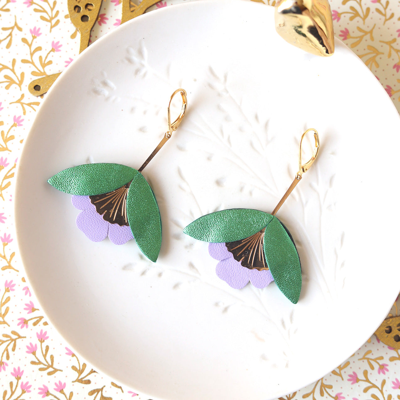 Ginkgo-Blume-Ohrringe aus metallisch grünem und malvenfarbenem Leder