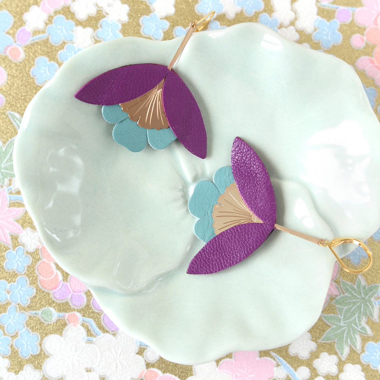Boucles d'oreilles Fleur de Ginkgo cuir violet bleu ciel