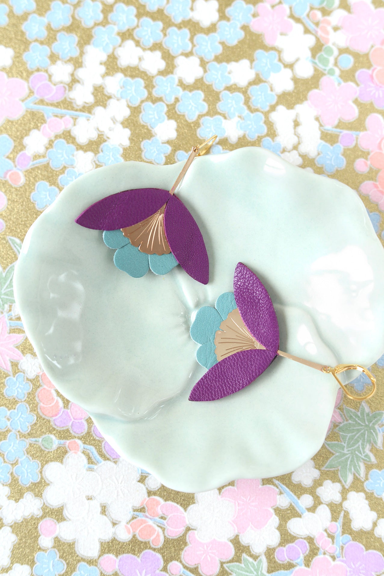 Boucles d'oreilles Fleur de Ginkgo cuir violet bleu ciel