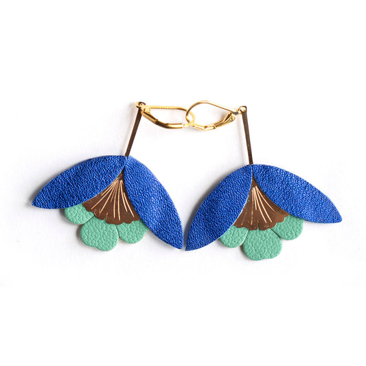 Boucles d'oreilles Fleur de Ginkgo cuir bleu outremer métallisé et bleu givré