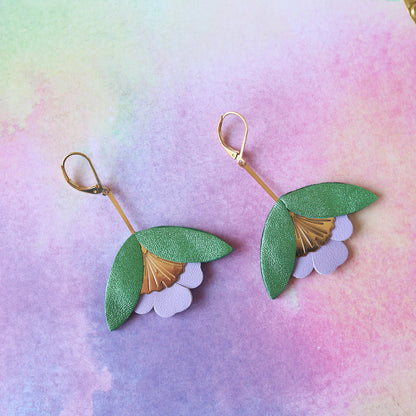 Boucles d'oreilles Fleur de Ginkgo cuir vert métallisé et mauve