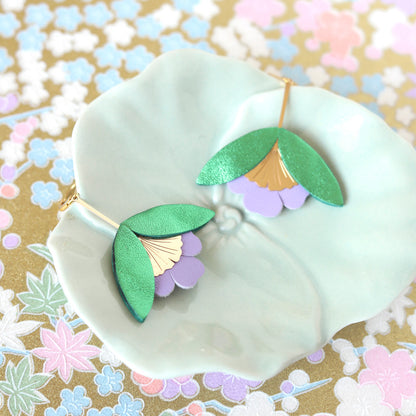 Boucles d'oreilles Fleur de Ginkgo cuir vert métallisé et mauve